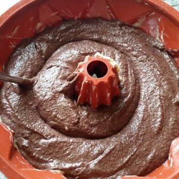 Zum Schluss den Schokoladenteig darüberstreichen.