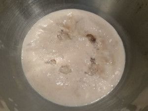 Die Hefelösung ca. 30 Minuten zugedeckt stehen lassen (es bildet sich ein Schaum auf der Oberfläche).