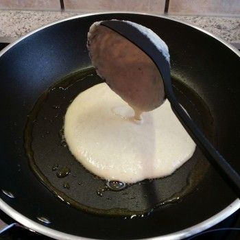 Eine Portion in die Mitte der Pfanne geben. Der Pfannkuchen sollte nur so groß sein, dass du am Rand noch genug Platz hast, um den Pfannenwender darunter zu schieben. Bei uns gelingen die Pfannkuchen am besten, wenn sie ca. 15 - 20 cm Durchmesser haben.