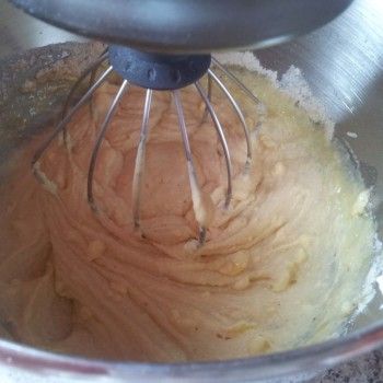 Den Teig ca. 5 Minuten ruhen lassen. Er zieht dabei ein bisschen an.