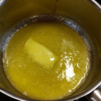 Die Butter schmelzen (nicht zu heiss, sie sollte gerade geschmolzen sein)...