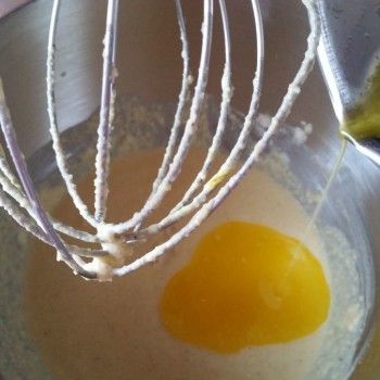 Die geschmolzene Butter zugeben und alles gründlich zu einem glatten Teig verrühren.