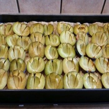 Die Zwetschgenhälften mit der angeschnittenen Seite nach oben auf dem Teig verteilen.