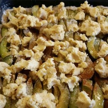 Den Streuselteig mit den Händen in Streusel zupfen, über den Zwetschgen verteilen und mit Zimt bestäuben.