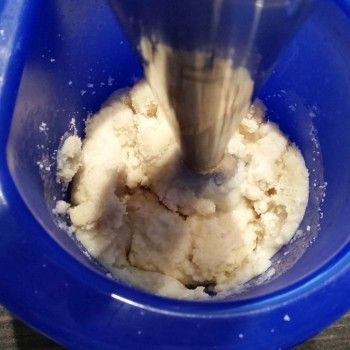 Für die Marzipanfüllung Erythritol und Wasser erhitzen, bis das Erythritol vollständig gelöst ist. Süße, Rosenwasser und Bittermandelaroma zugeben und die gesamte Lösung zu den gemahlenen Mandeln geben. Mit einem Pürierstab so lange bearbeiten, bis eine homogene Masse entstanden ist. Zum Schluss noch einmal mit einem Löffel umrühren und bis zur Verwendung im Kühlschrank lagern.