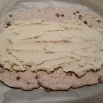 mit der Marzipan- oder der Mohnfüllung bestreichen und dabei ca. 3 cm auf der Längsseite aussparen.