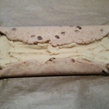 Anschließend den Teig von beiden Seiten einklappen