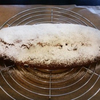 Nach dem Backen sofort mit Erythritol-Puderzucker bestäuben und den Stollen auf einem Kuchengitter auskühlen lassen.