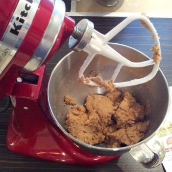 Wenn der Teig schön gleichmäßig ist und anfängt, sich von der Schüsselwand zu lösen, bist du fertig. Je nachdem wie schnell du rührst, dauert das zwischen 20 Sekunden und 2 Minuten.