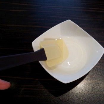 Anschließend den Teig mit einem angefeuchteten Teigschaber ...