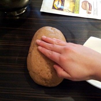 Mit feuchten Händen einen Brotlaib formen. Das funktioniert besonders gut, wenn du deine Hände zwischendurch immer wieder befeuchtest.