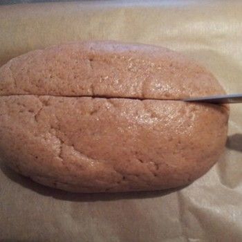 ... und den fertigen Laib auf ein mit Backpapier ausgelegtes Backblech oder Backrost legen. Dann mit einem Messer einschneiden ...