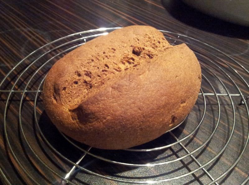 Lass es noch eine Weile auf einem Gitter auskühlen (es sollte maximal nur noch handwarm sein) ....