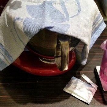 Die Hefe braucht jetzt ca. 20-30 Minuten Zeit, um in Ruhe den Zucker aus den Rosinen zu futtern. Bitte nicht stören! :)