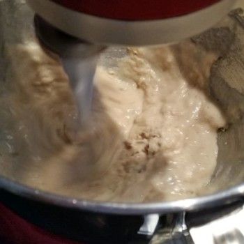 Nun werden noch weitere 200 ml Wasser zugegeben und anschließend die Trockenmischung untergerührt. WICHTIG: Es müssen insgesamt 400 ml Wasser für dieses Rezept verwendet werden!