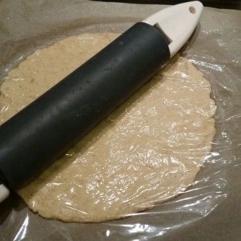 Alternativ kann der Teig auch mit einer Frischhaltefolie über dem Teig mit einer Teigrolle ausgerollt werden.