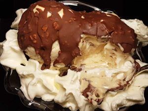 Snickers-Eis Erdnuss Karamell Schokosauce low-carb Eiscreme Protein-Eis Proteineis