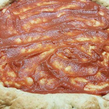 low-carb-hot-dog-pizza-mit-wuerstchenrand-glutenfrei