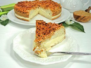 Low Carb Bienenstich mit Karamell-Mandel-Kruste