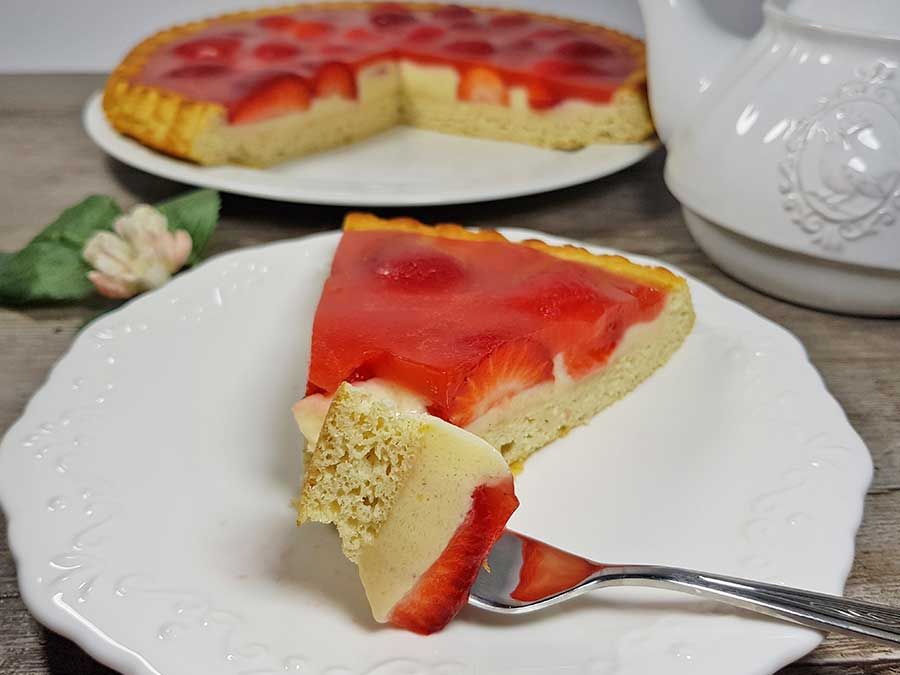 REZEPT Erdbeerboden mit Vanillepudding & samtigem Erdbeerguss low carb glutenfrei