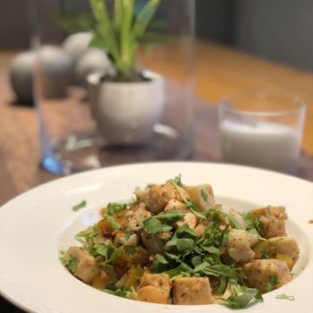 Lachs auf Nudeln mit Orangen-Gemüse-Sugo