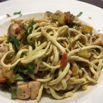 Lachs auf Nudeln mit Orangen-Gemüse-Sugo