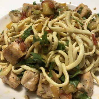 Lachs auf Nudeln mit Orangen-Gemüse-Sugo