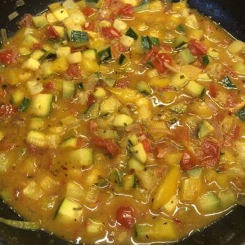 Lachs auf Nudeln mit Orangen-Gemüse-Sugo