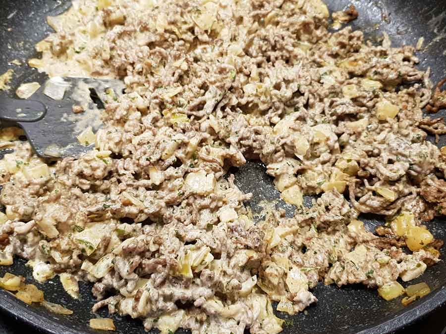 Rezept-Weisse-Hackfleischpizza-mit-Creme-Fraiche-Koriander-Sauce-low-carb-glutenfrei