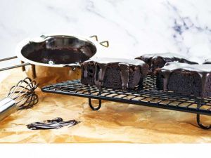 Schokoladenzauber-Schwarze-Sahne-zuckerfrei-low-carb-Schokolade-Pulver-keto-Guss-Brownie