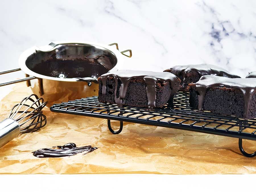 Schokoladenzauber-Schwarze-Sahne-zuckerfrei-low-carb-Schokolade-Pulver-keto-Guss-Brownie