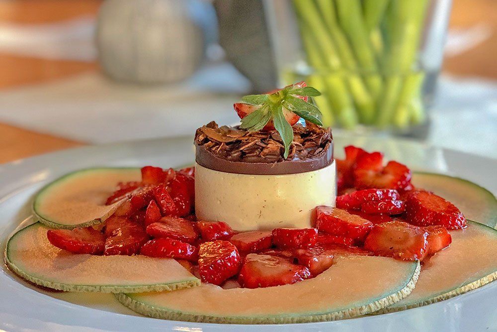 ezept Joghurt Panna Cotta mit Schoko-Kokos-Knusper und marinierten Erdbeeren lowcarb glutenfrei