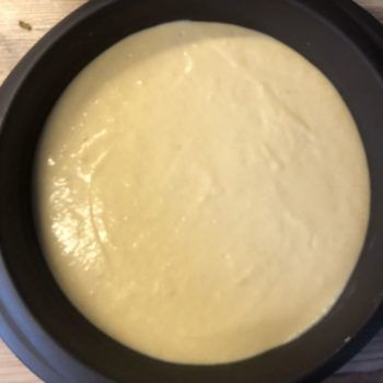 Aprikosen mit einer Kruste aus Mandeln und Karamelltraum - gebettet in einen Rührteig mit Eierlikör-Flavour! Sooo lecker! Ein Stück des Kuchens hat NUR 221kcal und 8g KH - genial oder? Trotz Früchte!