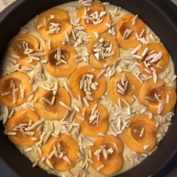 Aprikosen mit einer Kruste aus Mandeln und Karamelltraum - gebettet in einen Rührteig mit Eierlikör-Flavour! Sooo lecker! Ein Stück des Kuchens hat NUR 221kcal und 8g KH - genial oder? Trotz Früchte!