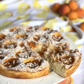 Aprikosen mit einer Kruste aus Mandeln und Karamelltraum - gebettet in einen Rührteig mit Eierlikör-Flavour! Sooo lecker! Ein Stück des Kuchens hat NUR 221kcal und 8g KH - genial oder? Trotz Früchte!