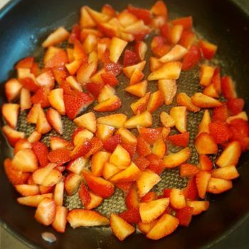 Rezept Mascarpone Erdbeer Knödel mit mit rosa Peffer-Erdbeer-Zitronensauce lowcarb glutenfrei