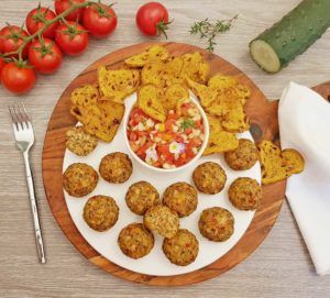 Rezept Grillwurstballs mit Sommer Salsa & Brotchips lowcarb glutenfrei