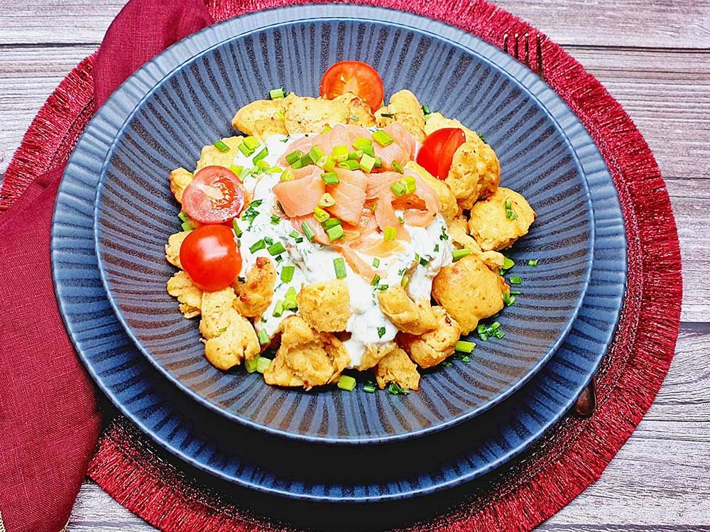 Rezept Rahm Käse Schmarrn mit Gartenkräuterjoghurt und Räucherlachs lowcarb keto glutenfrei