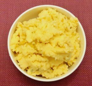 Den Teig 15 Minuten entspannen lassen.