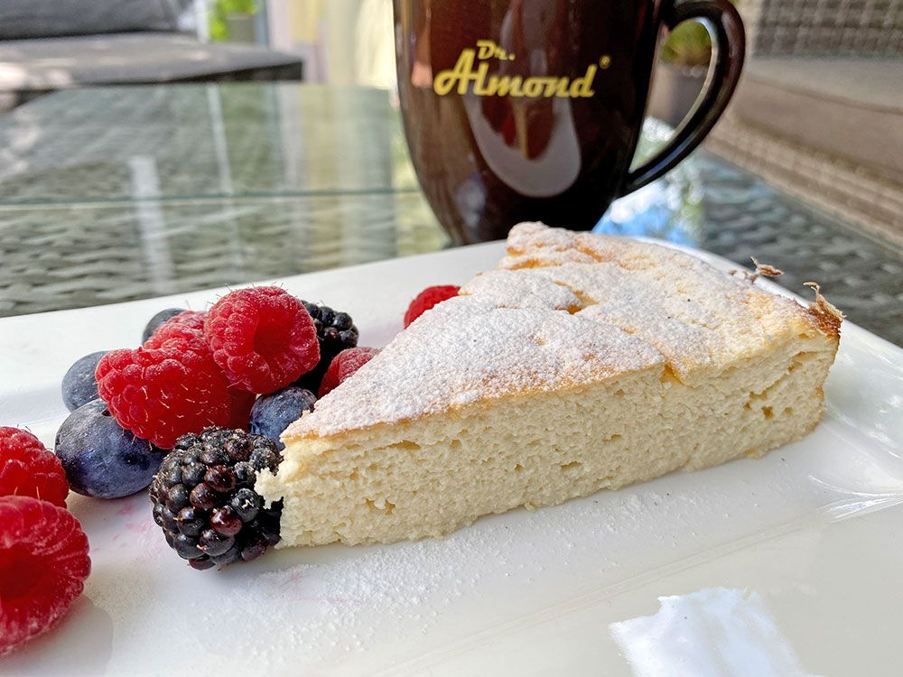 Total fluffiger Käsekuchen mit Fluff aus unserem Fluffzauber - himmlich flaumig! Pro Stück NUR 3g Kohlenhydrate, nur 103kal und satte 13g Protein.