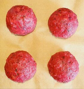 Die Roten Rüben-Mischung, Gewürze, Zitrusfaser, gerieben Käse hinzufügen und durchmischen.