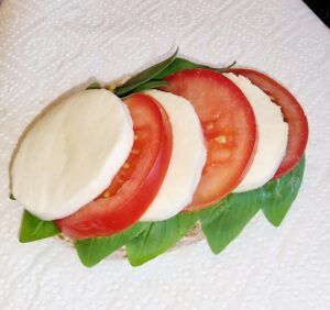 Rezept Tomaten Mozzarella Burger mit Tomaten Brioche Bun low-carb keto glutenfrei