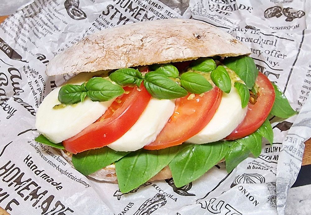 Rezept Tomaten Mozzarella Burger mit Tomaten Brioche Bun low-carb keto glutenfrei