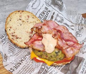 Rezept Broccoli Speck Käse Burger mit Brioche Speck Bun keto low-carb glutenfrei