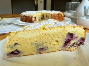 Ratz fatz in 15 Minuten im Ofen. Dieser leckere Früchte Quark Kuchen ist optisch wirklich schön und super saftig. Man kann Beeren nach Belieben verwenden. Pro Stück nur 5g Kohlenhydrate.